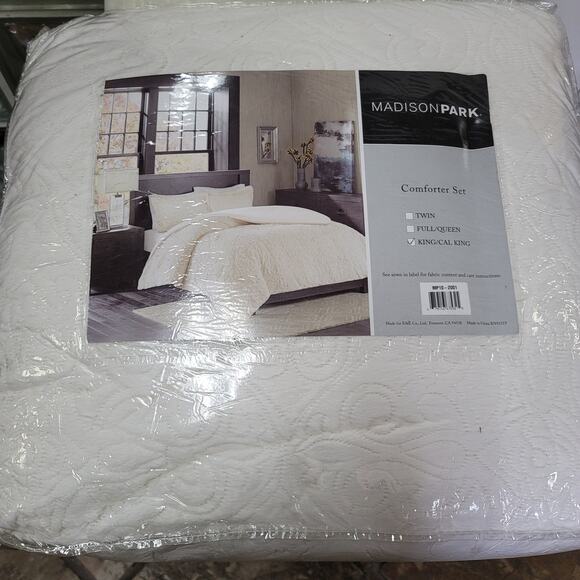 MADISON PARK BISMARCK KING COMFORTER SET PLUSH Faux Fur Bedspread and Shams - Picture 4 of 10